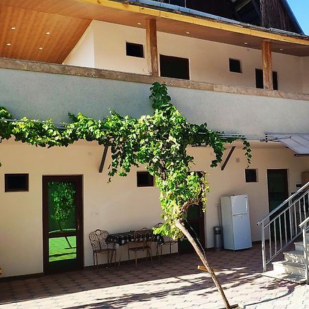 יירבאן Apex Rest House Of 10 Rooms And Pool מראה חיצוני תמונה