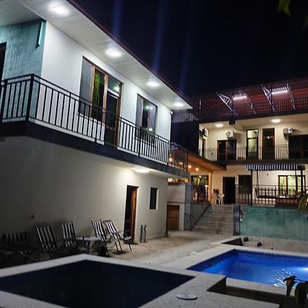 יירבאן Apex Rest House Of 10 Rooms And Pool מראה חיצוני תמונה