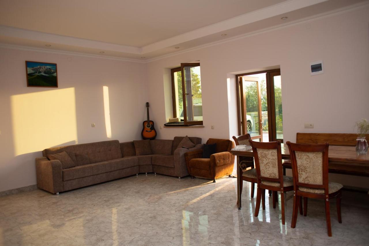 יירבאן Apex Rest House Of 10 Rooms And Pool מראה חיצוני תמונה