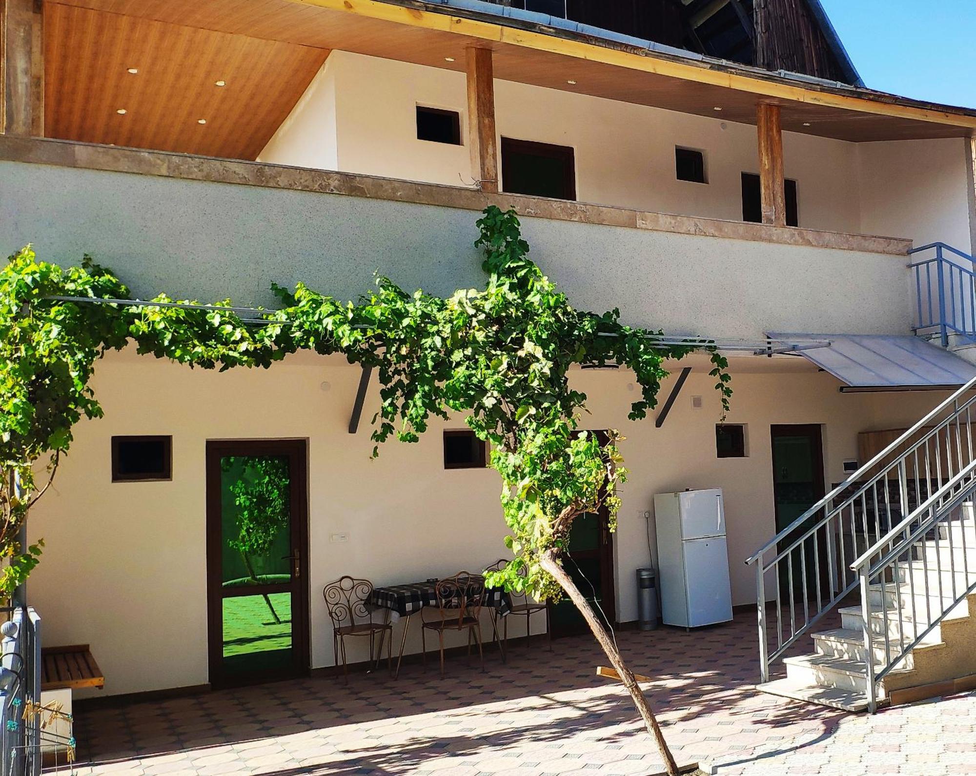 יירבאן Apex Rest House Of 10 Rooms And Pool מראה חיצוני תמונה
