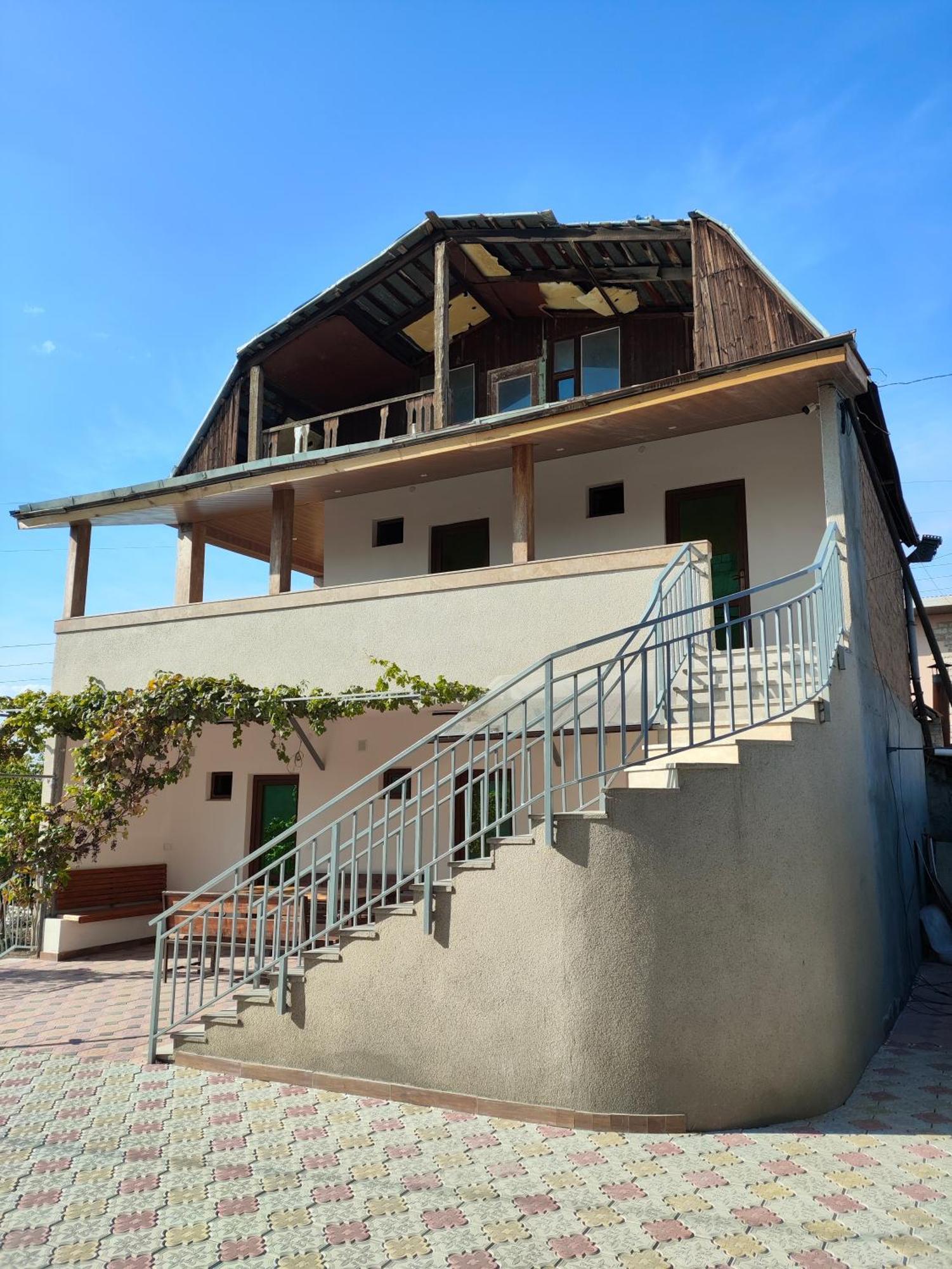 יירבאן Apex Rest House Of 10 Rooms And Pool מראה חיצוני תמונה