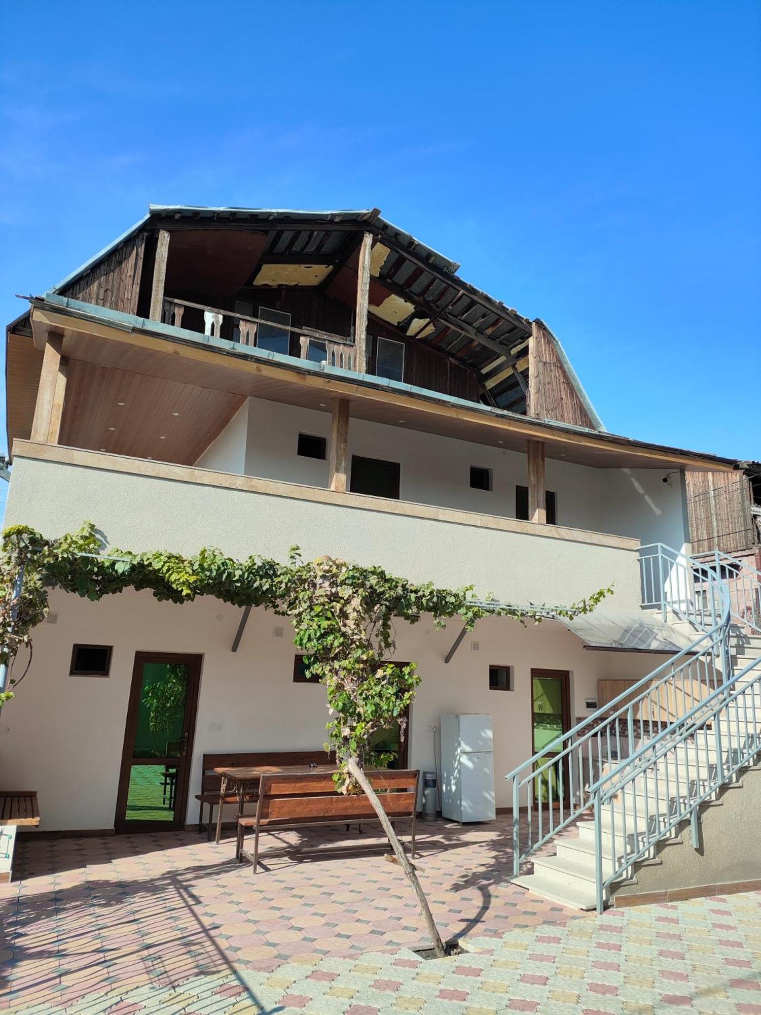 יירבאן Apex Rest House Of 10 Rooms And Pool מראה חיצוני תמונה
