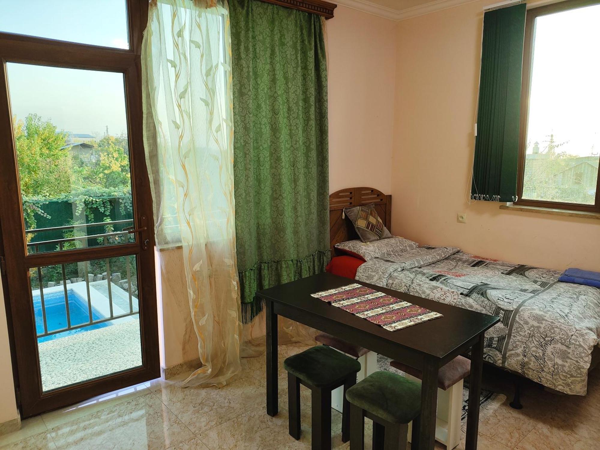 יירבאן Apex Rest House Of 10 Rooms And Pool מראה חיצוני תמונה