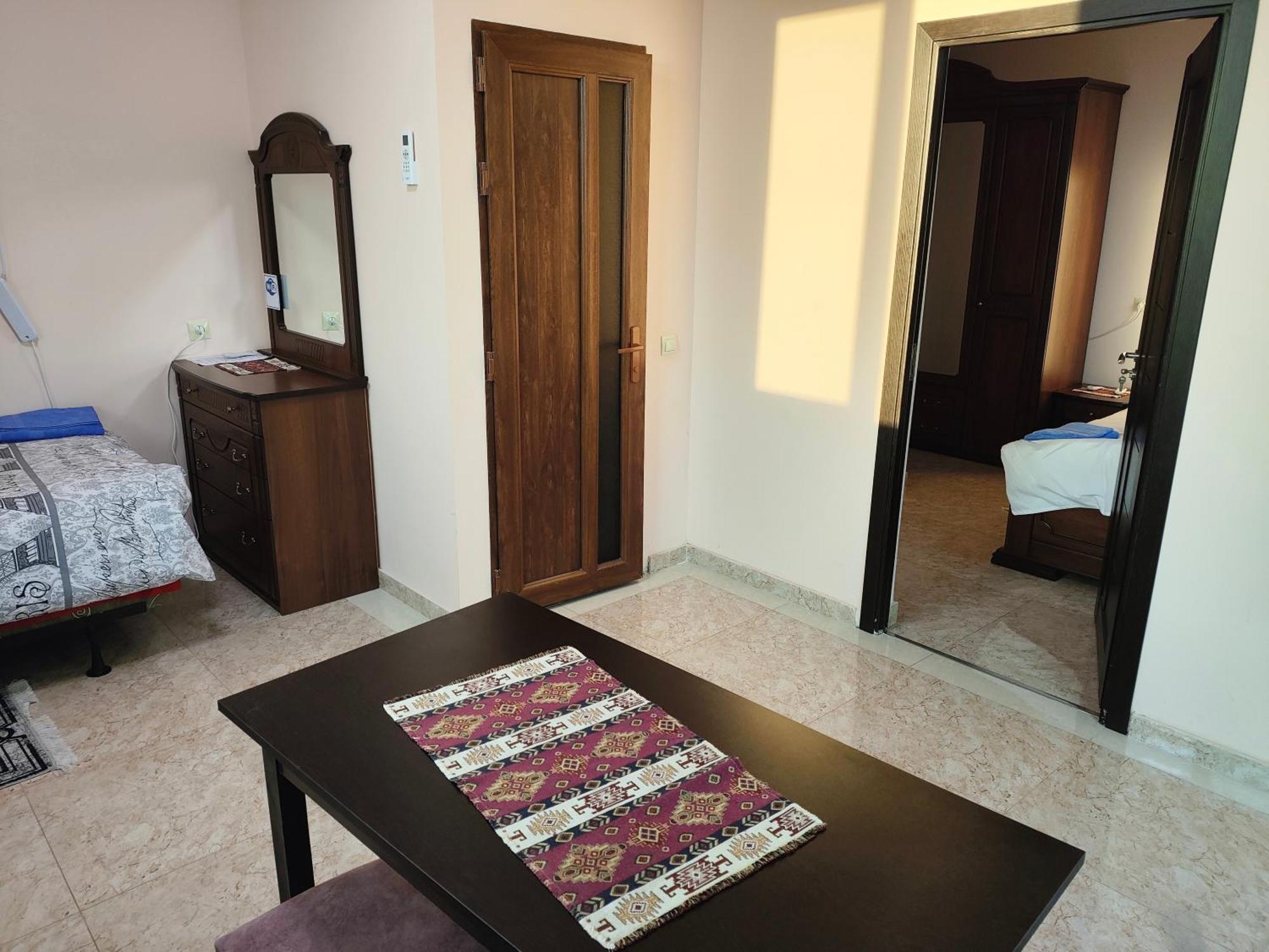 יירבאן Apex Rest House Of 10 Rooms And Pool מראה חיצוני תמונה