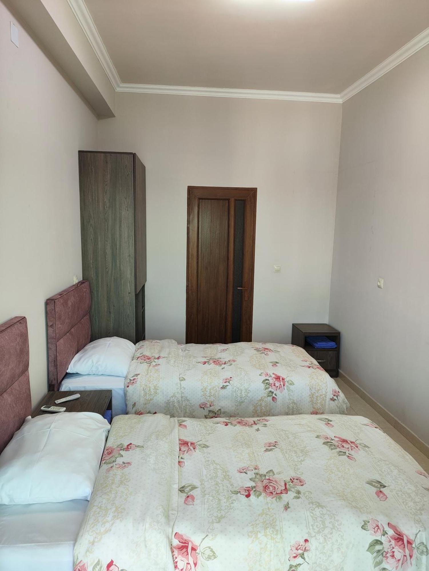 יירבאן Apex Rest House Of 10 Rooms And Pool מראה חיצוני תמונה