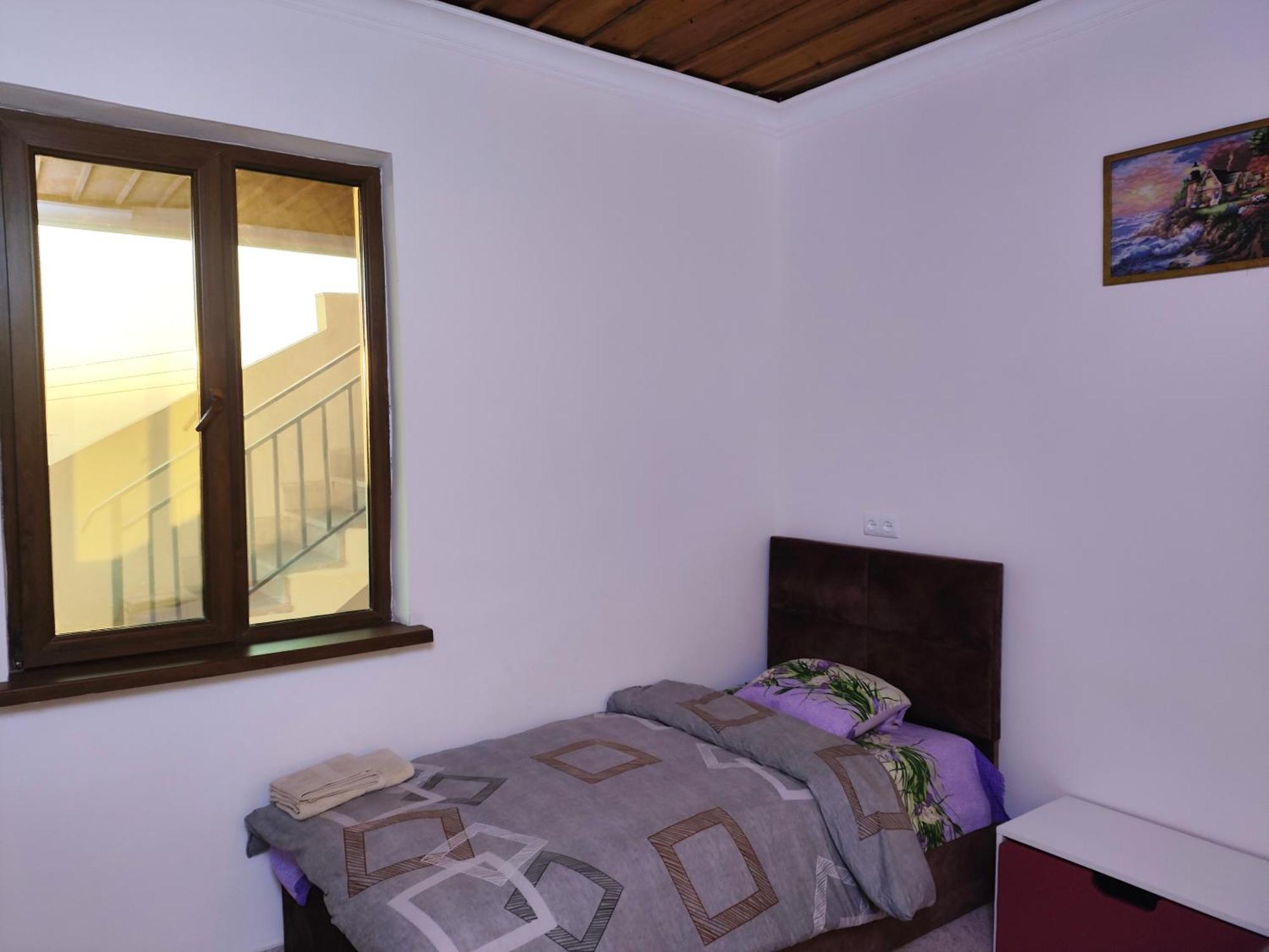 יירבאן Apex Rest House Of 10 Rooms And Pool מראה חיצוני תמונה