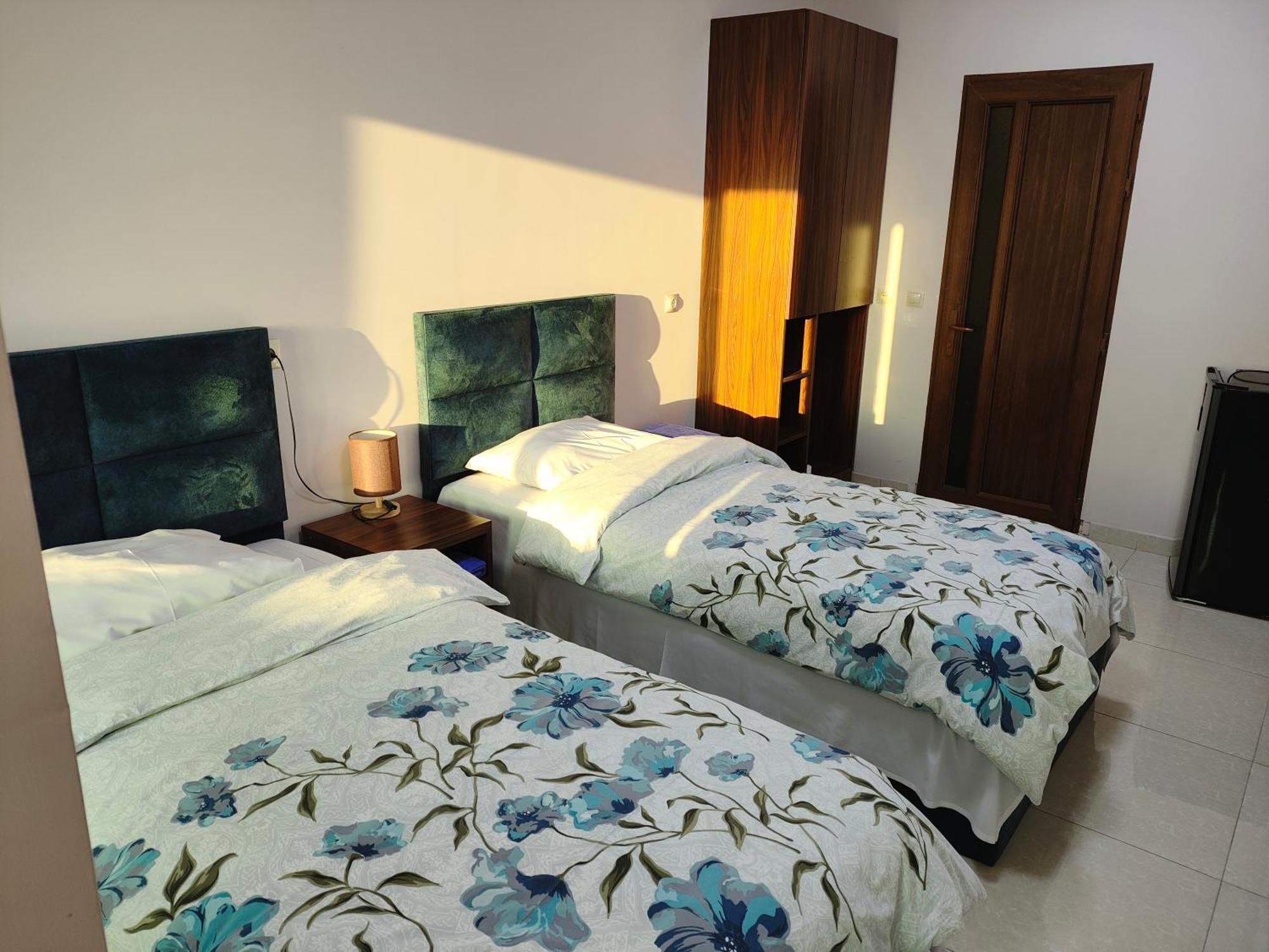 יירבאן Apex Rest House Of 10 Rooms And Pool מראה חיצוני תמונה