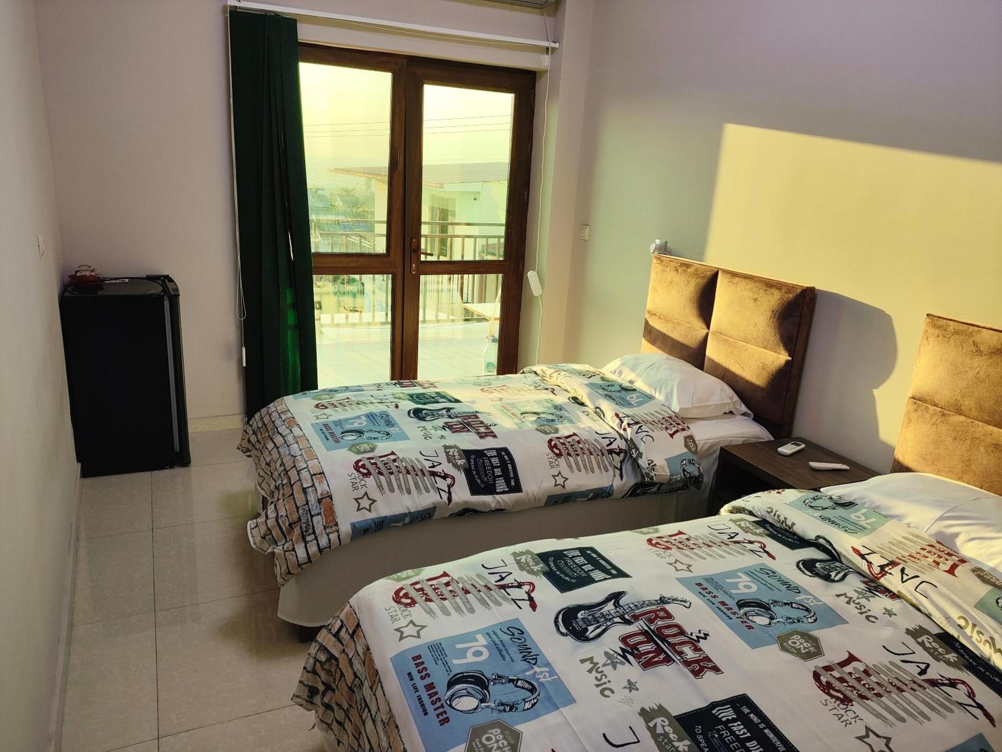 יירבאן Apex Rest House Of 10 Rooms And Pool מראה חיצוני תמונה