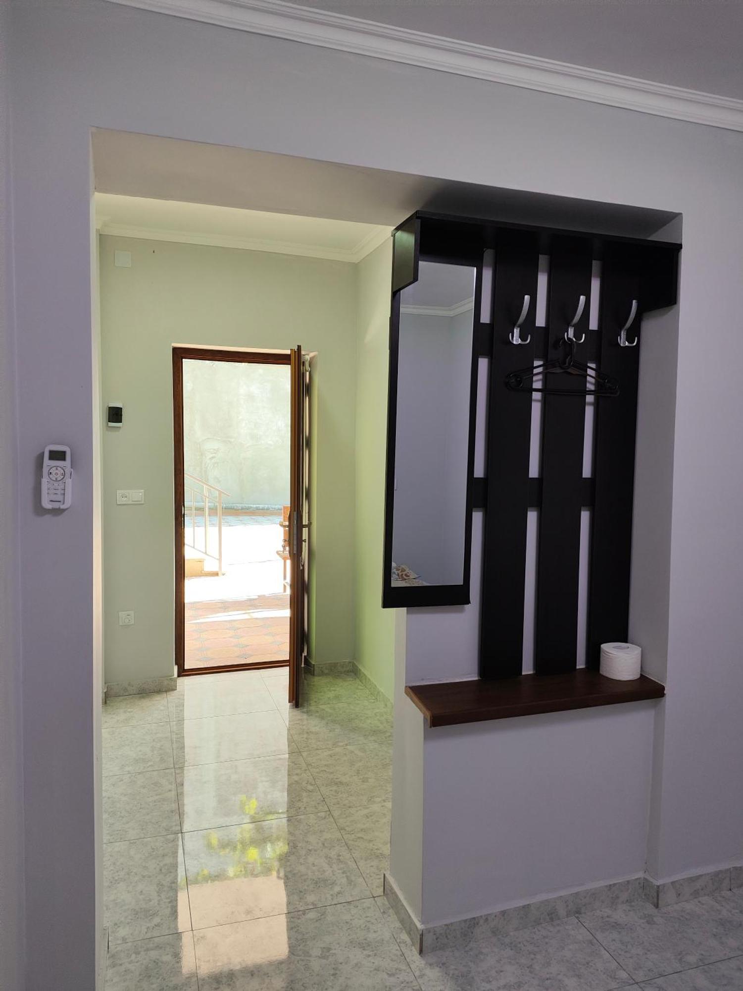 יירבאן Apex Rest House Of 10 Rooms And Pool מראה חיצוני תמונה
