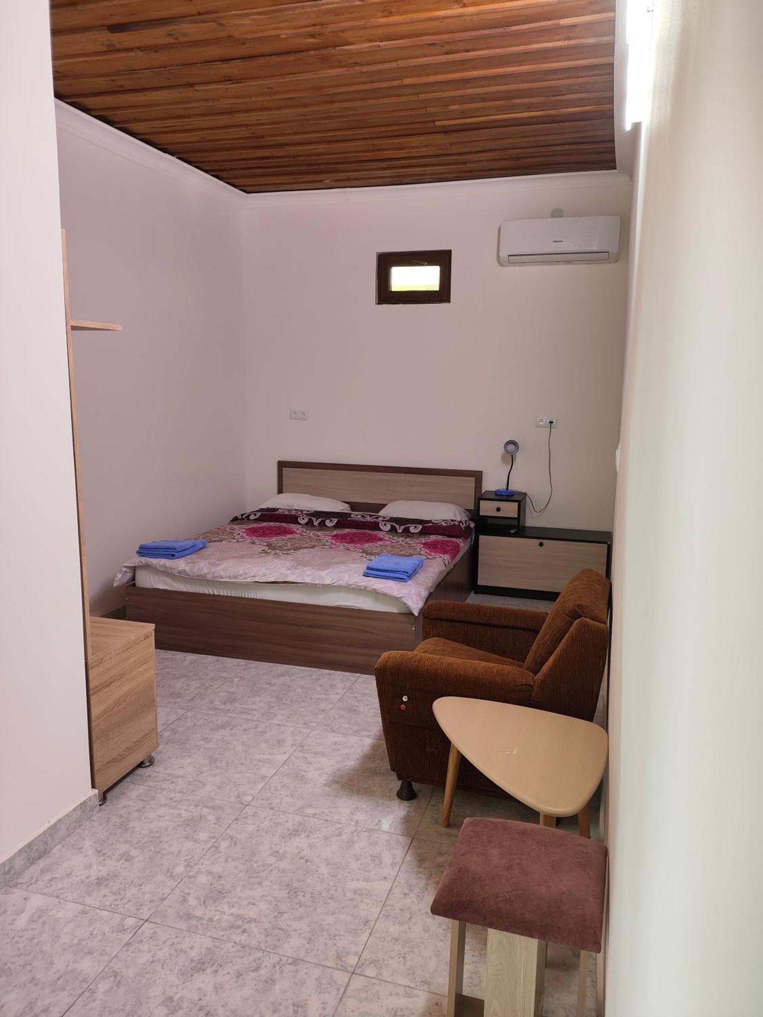 יירבאן Apex Rest House Of 10 Rooms And Pool חדר תמונה