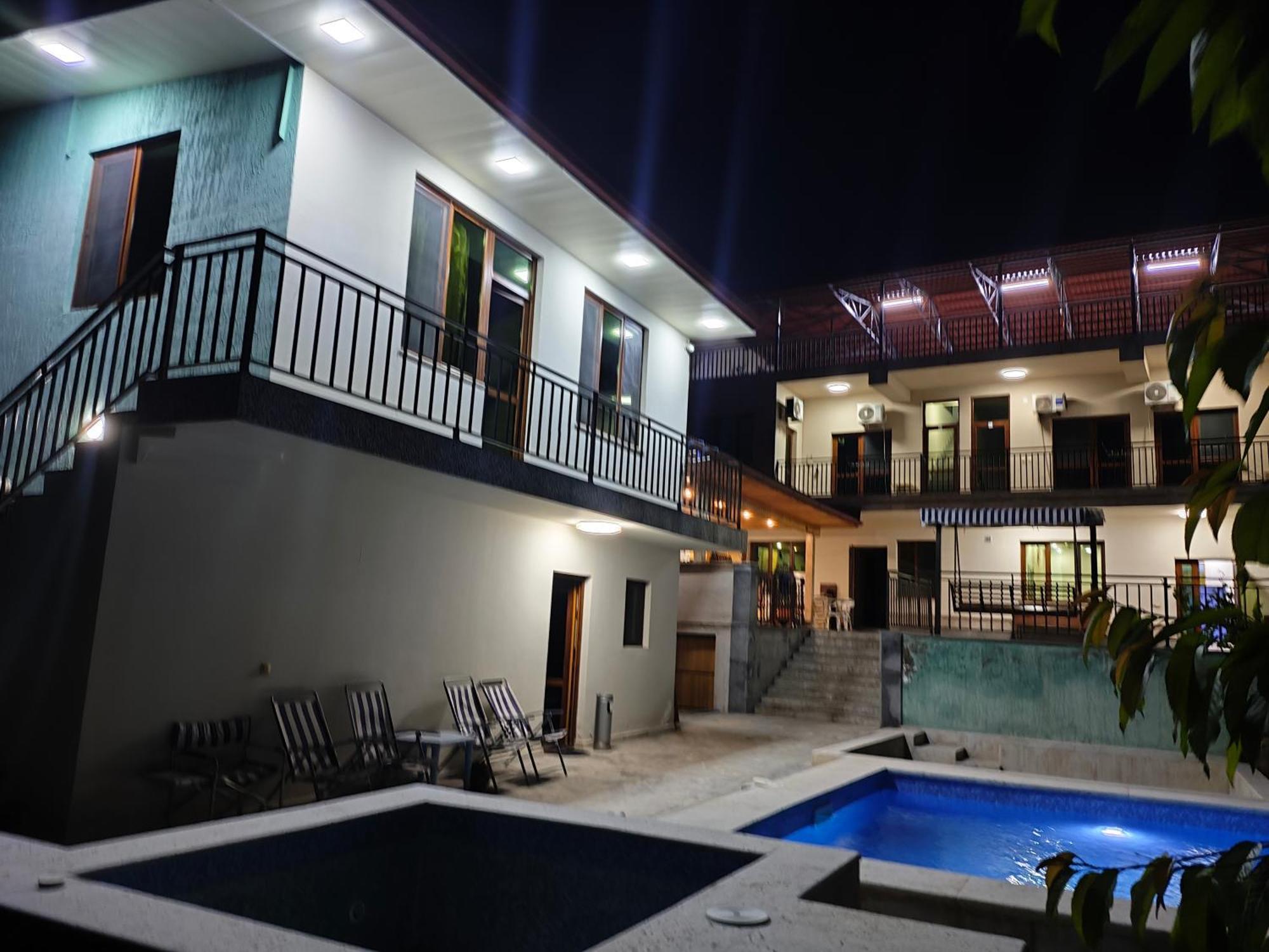יירבאן Apex Rest House Of 10 Rooms And Pool מראה חיצוני תמונה